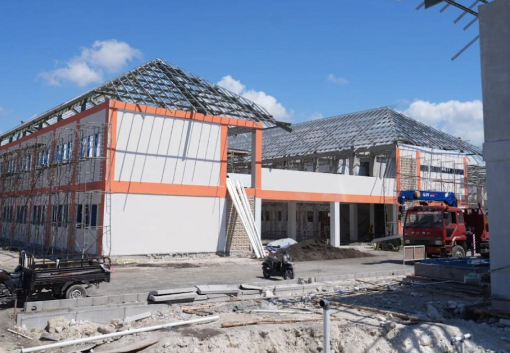 Progres pembangunan Sekolah Rakyat Jawa Timur (Jatim) 1 di Kota Surabaya untuk jenjang pendidikan SD, SMP, dan SMA dalam satu lingkungan pembelajaran yang modern dan inklusif.  SP/ SBY
