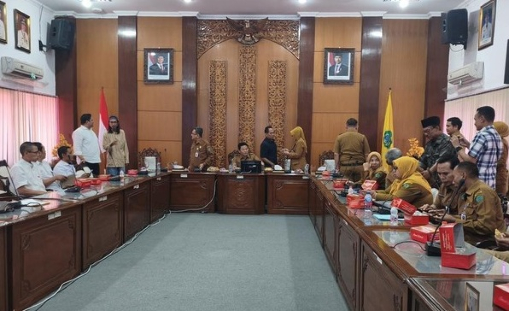 Bupati Sidoarjo rapat bersama PPLS untuk menentukan langkah penanganan dampak Lumpur Lapindo. SP/ SDA