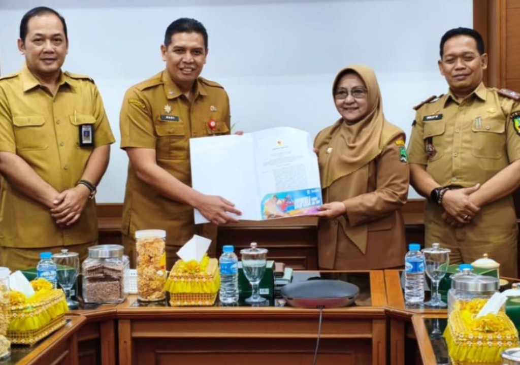 Penyerahan SK Gubernur Jawa Timur terkait Alokasi BKK Pemprov Jatim untuk kelanjutan pembangunan Sirkuit Suryo Magetan. SP/ MGT