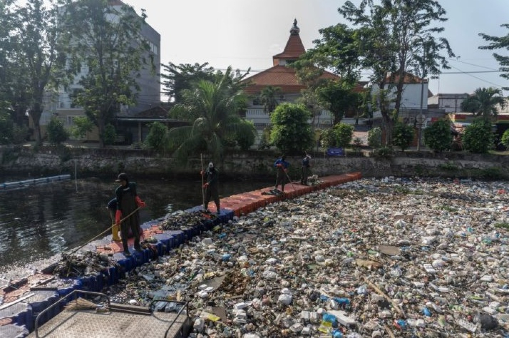 Progres pembersihan sungai dari sampah di Kota Surabaya. SP/ SBY