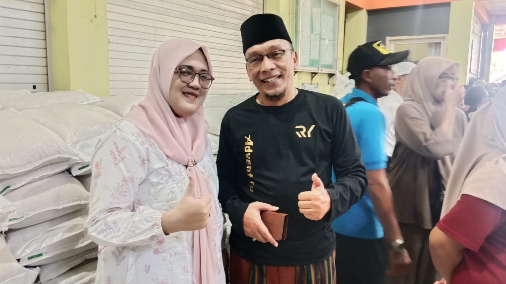 Kepala Desa Dukuhsari Ikhwan Widodo S.E saat meninjau distribusi bantuan beras dan minyak goreng untuk warganya. SP/HIKMAH