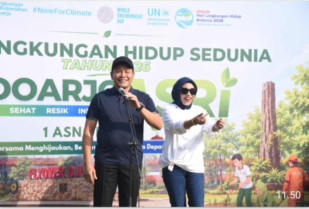 Bupati Sidoarjo H. Subandi bersama Wakil Bupati Sidoarjo Hj. Mimik Idayana, kompak menanam pohon pucuk merah di Taman Flyover Djuanda Aloha. SP/HIKMAH