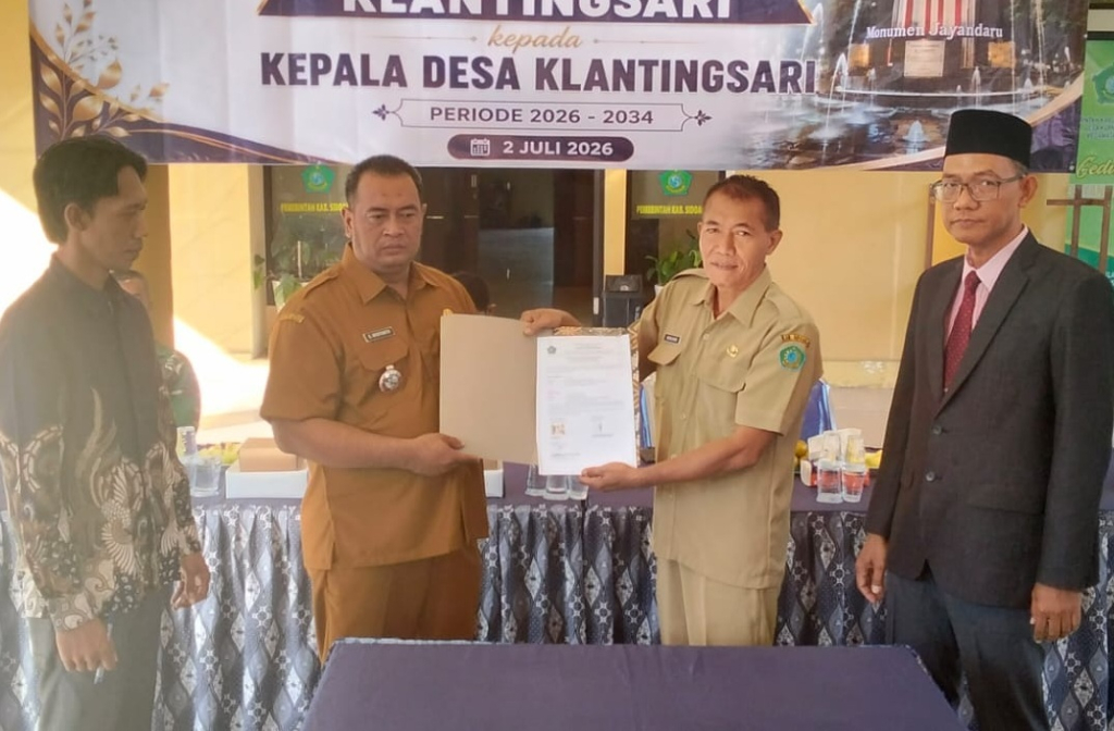Pj. Kades Muslikhin dan Kades Suherno Widiyanto, saat menunjukan berita acara sertijab. SP/ JUMAIN