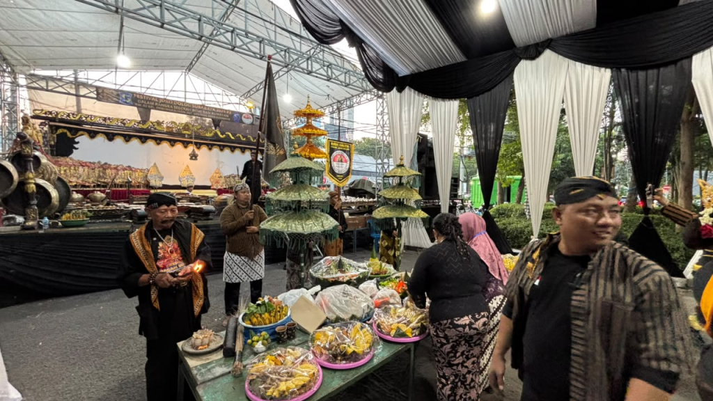 Penampakan tumpeng jangkep sedekah bumi dan prosesi kirab budaya arca joko dolog. SP/athayamoch