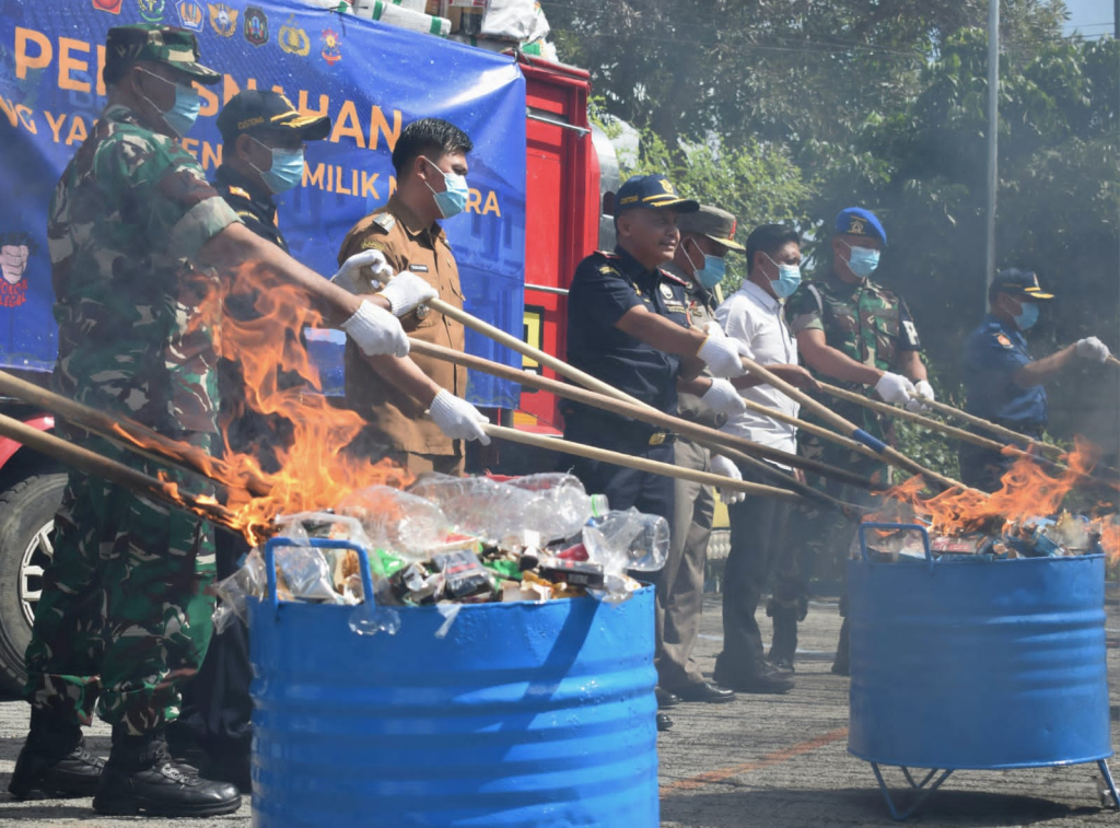 Walikota Blitar saat bakar barang bukti sitaan. SP/ Lestariono