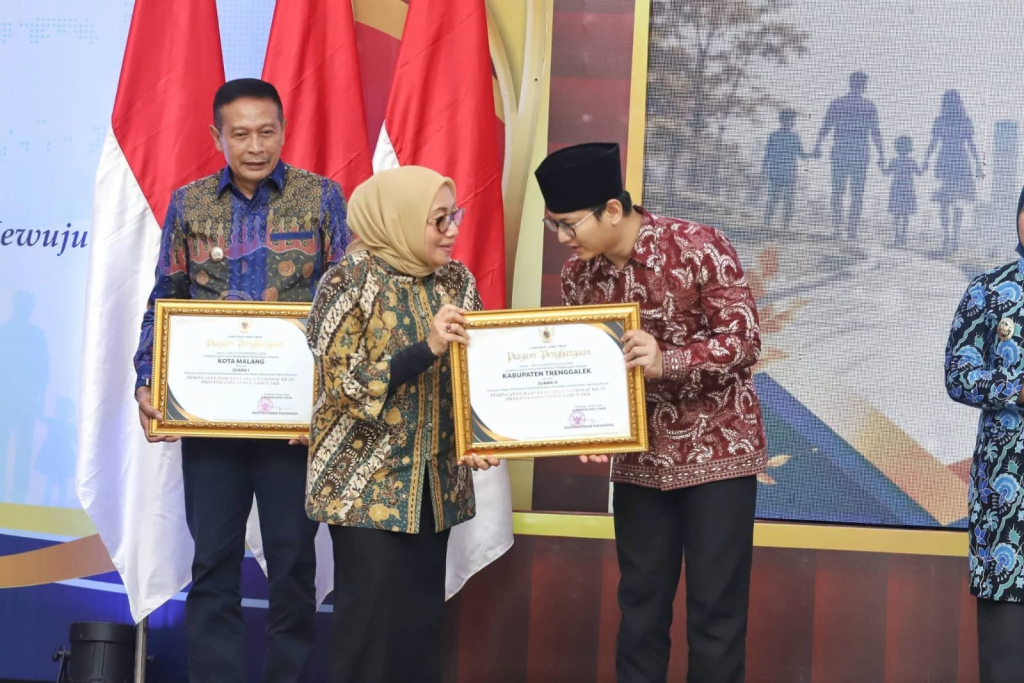 penghargaan Pencegahan Perkawinan Anak (PPA) Award Jawa Timur 2026 dari Pemerintah Provinsi Jawa Timur  yang diterima langsung oleh Bupati Trenggalek Mochamad Nur Arifin. SP/ DUCAN