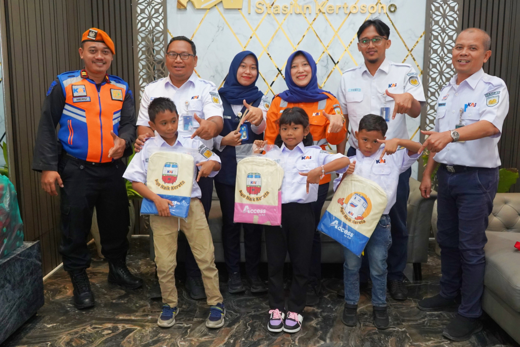 Tiga bocah praktekan kinerja petugas KAI. SP/ Lestariono