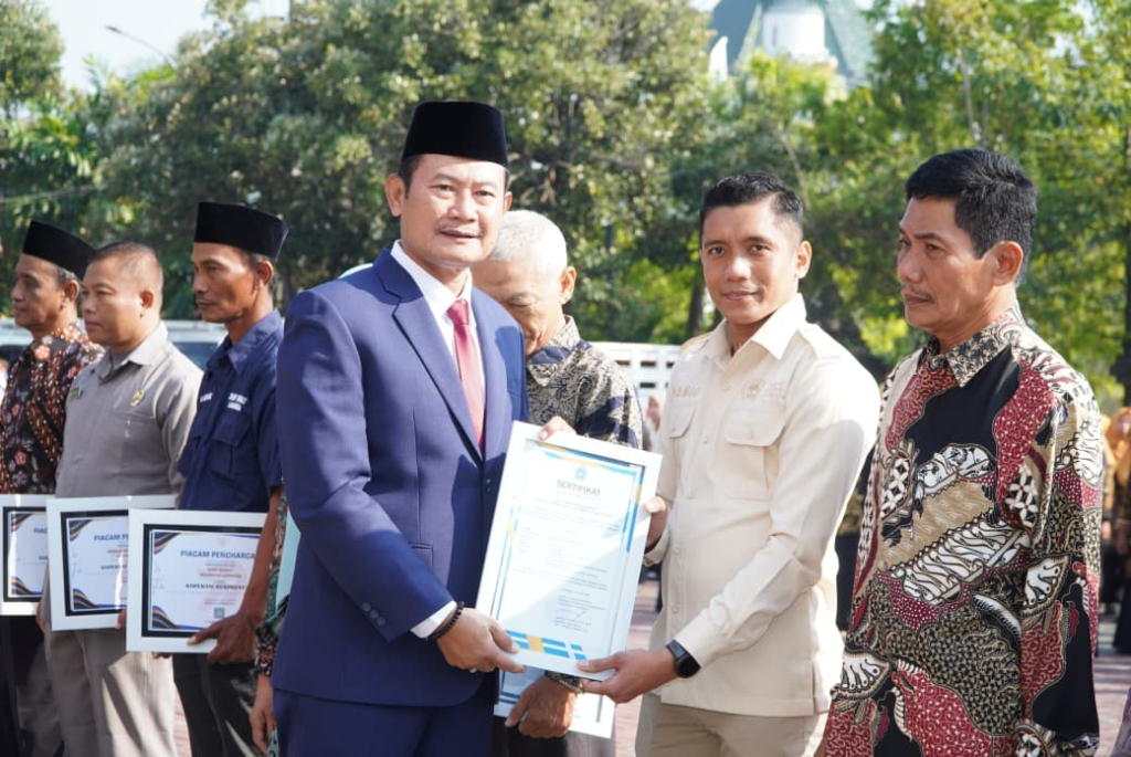 Bupati Lamongan saat memberikan penghargaan kepada pelaku koperasi, disela upacara peringatan Hari Koperasi. SP/MUHAJIRIN 