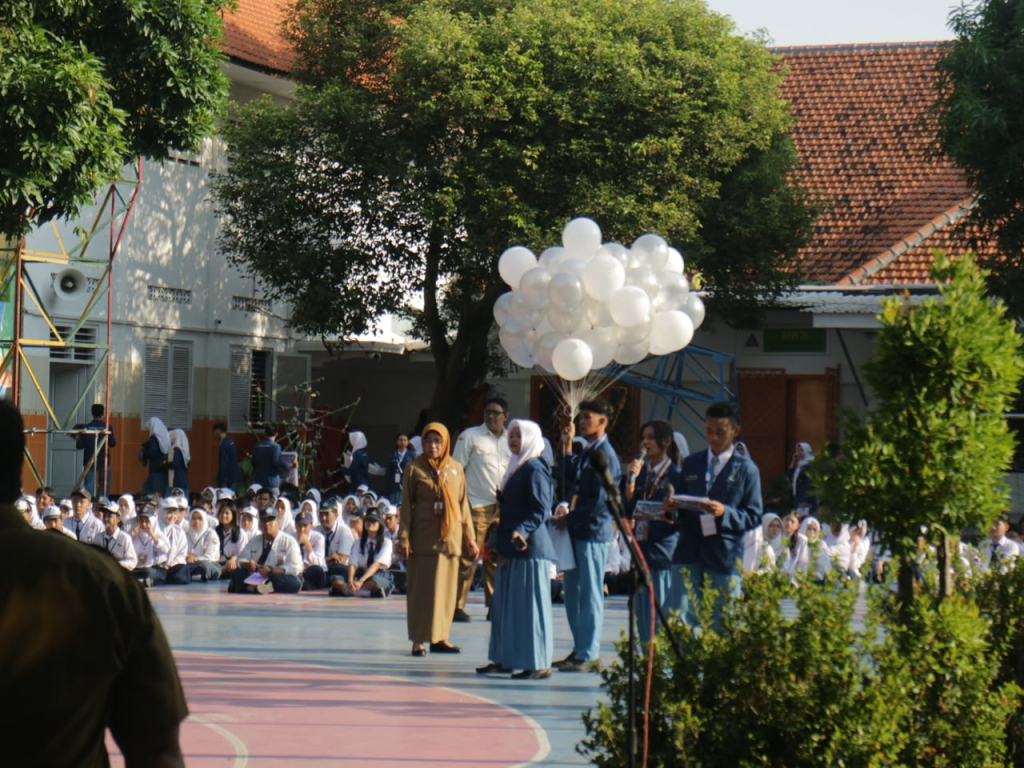 Prosesi pelepasan balon oleh ibu kepala sekolah Tri kurniawati. M.pd bersama anak anak osis. SP/ Athayamoch/ Tim jurnalix sma 9