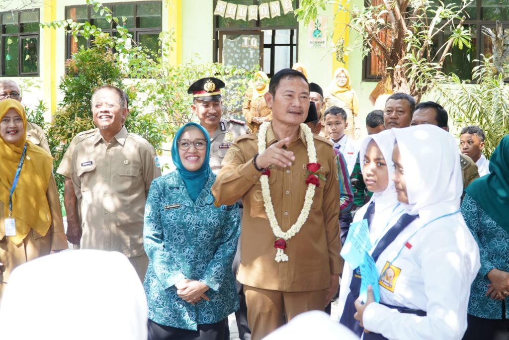 Bupati Lamongan beserta istri saya menyapa para siswa baru tingkat SMP di hari pertama masuk. SP/MUHAJIRIN  