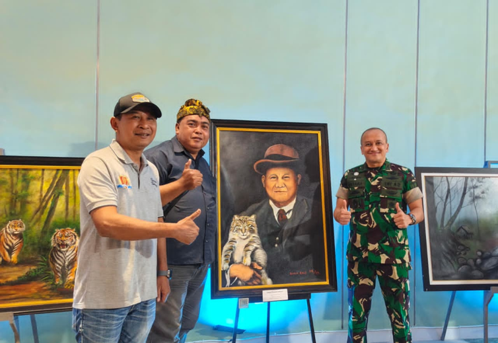 Danrem 082 CPYJ Kolonel Inf. Batara Alex Bulo meminang lukisan Presiden Prabowo. SP/ DWI