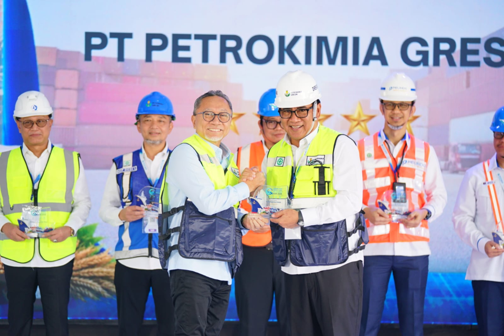 Menteri Koordinator Bidang Pangan Zulkifli Hasan menyerahkan penghargaan pelabuhan terbaik nasional kepada Direktur Utama Petrokimia Gresik, Daconi Khotob, dalam ajang GSPI ASRI 2026. SP/Maidid