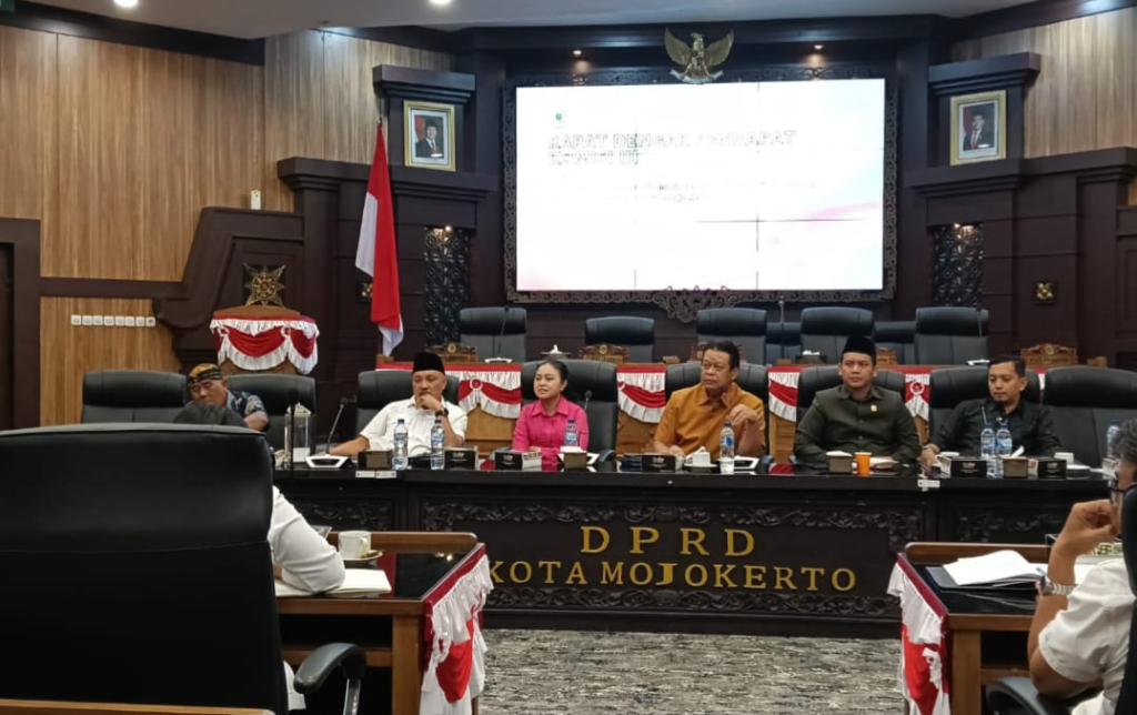 Komisi III DPRD Kota Mojokerto menggelar rapat dengar pendapat (RDP) bersama seluruh kepala SMP negeri se-Kota Mojokerto di Gedung DPRD Kota Mojokerto, Rabu (15/7/2026). SP/ DWI