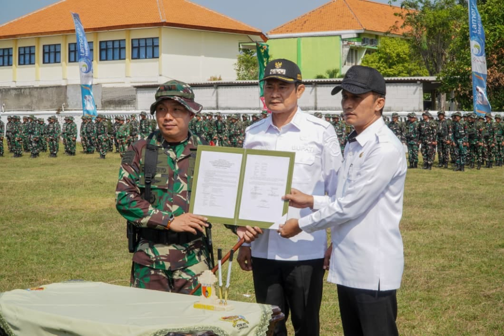 Bupati dan Dandim 0812 saat mengoperasikan alat berat slinder saat meratakan material pembangunan jalan. SP/MUHAJIRIN