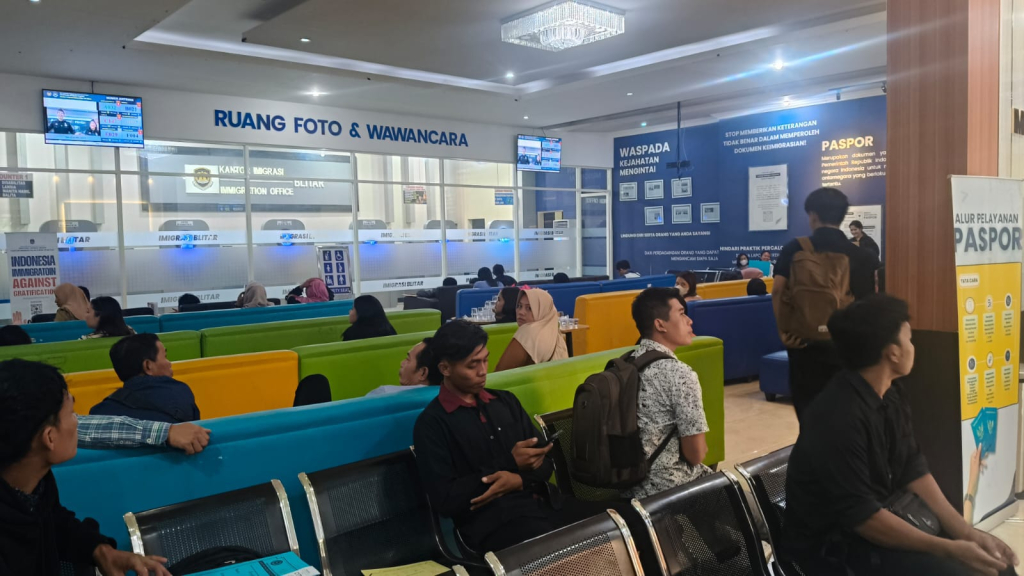 Kantor Imigrasi Kelas II Non TPI Blitar meningkatkan kuota pelayanan permohonan paspor harian sebesar 75 persen. SP/ Lestariono