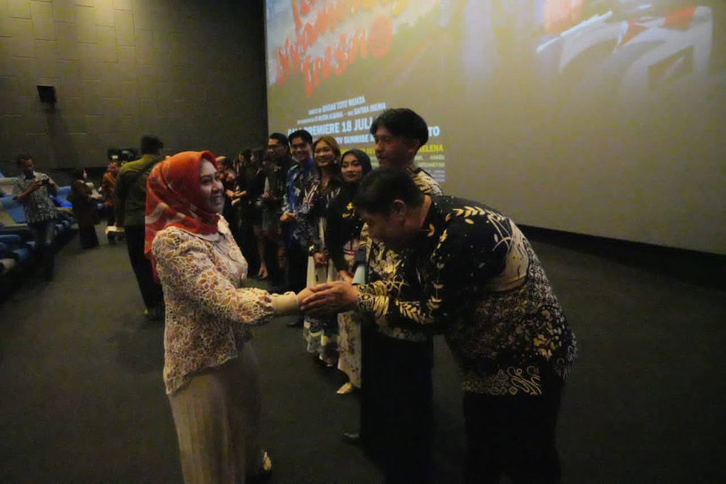 Walikota Mojokerto Ning Ita saat menghadiri gala premiere Film Rejoto Nyambung Tresno di bioskop CGV Sunrise Mall Kota Mojokerto. SP/ DWI