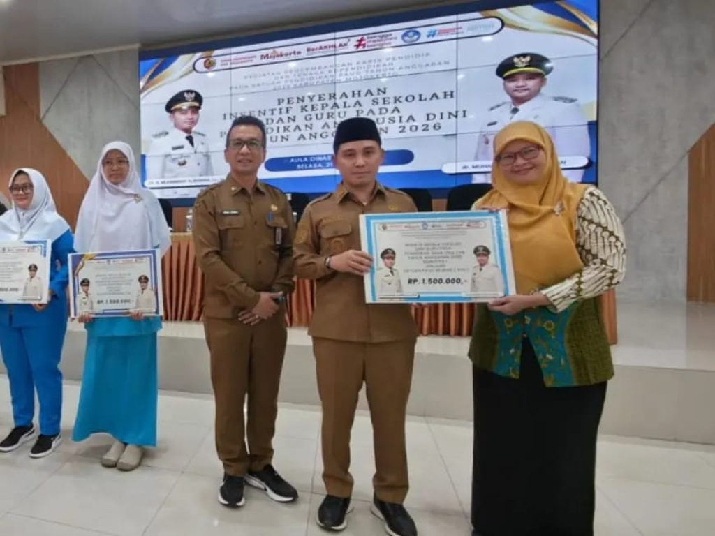 Bupati Mojokerto Gus Barra secara simbolis memberikan bantuan insentif jasa pendidik tahun anggaran 2026 kepada kepala sekolah dan guru PAUD. SP/ DWI