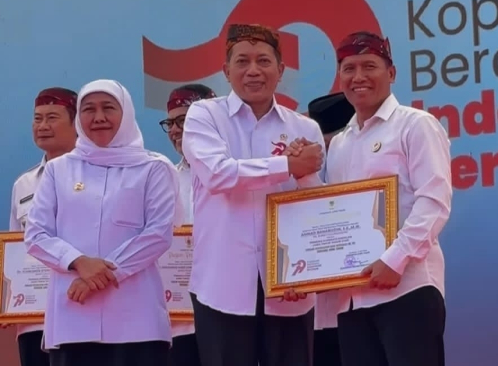 Pelaksana Tugas (Plt) Bupati Tulungagung Ahmad Baharudin menerima penghargaan sebagai pembina koperasi andalan Jawa Timur 2026. SP/ DUCAN