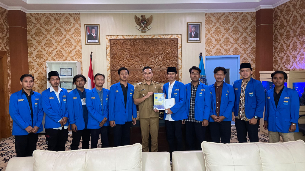 Pengurus Komisariat (PK) Pergerakan Mahasiswa Islam Indonesia (PMII) Sunan Drajat Lamongan menyerahkan dokumen hasil kajian terkait PJU. SP/ muhajirin