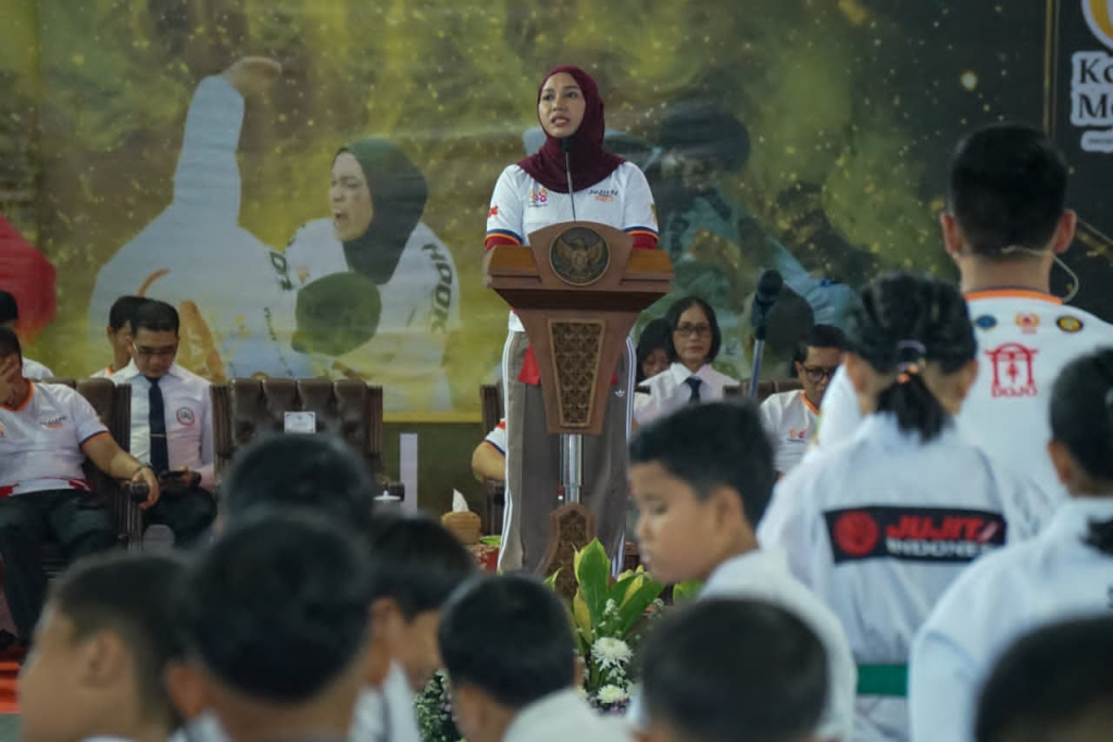 Walikota Mojokerto Ning Ita saat membuka Turnamen Ju-Jitsu Wali Kota Mojokerto Cup 2026 di GOR Seni Majapahit, Jumat (24/7/2026). SP/ DWI