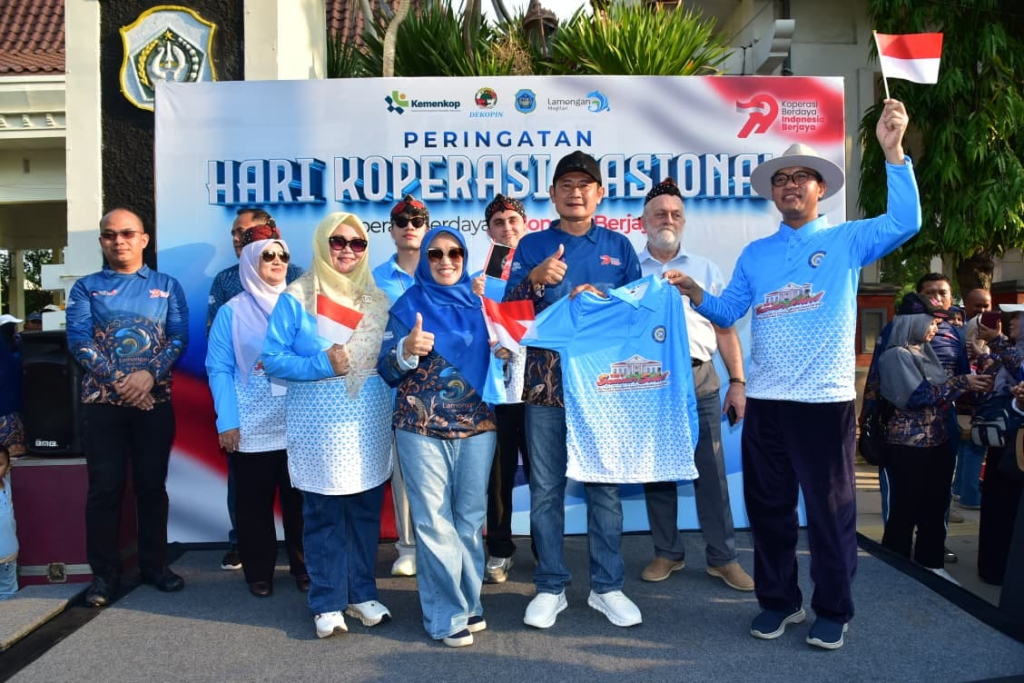 Bupati Lamongan saat memberangkatkan peserta Fun Walk dalam rangka Hari Koperasi 79.SP/MUHAJIRIN