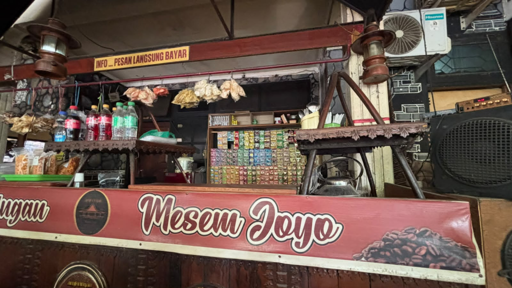 Makanan dan minuman yang di sediakan oleh warkop mesem jaya. SP/ Athayamoch