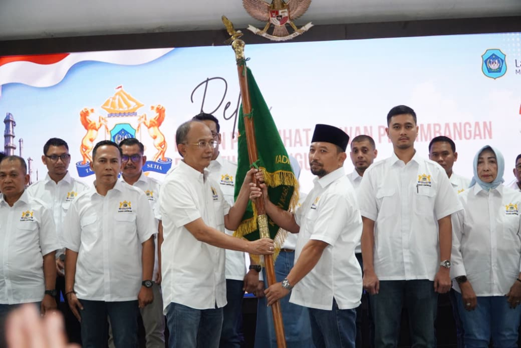 Ketua KADIN Jawa Timur menyerahkan bendera ke ketua KADIN Lamongan usai pelantikan. SP/MUHAJIRIN