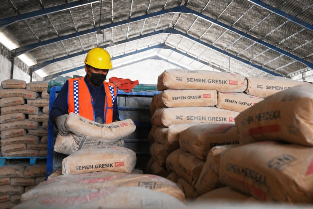 Aktivitas penataan semen kantong Semen Gresik di fasilitas _warehouse storage_ milik SIG Group di Kabupaten Gresik, Jawa Timur. SP/SIG