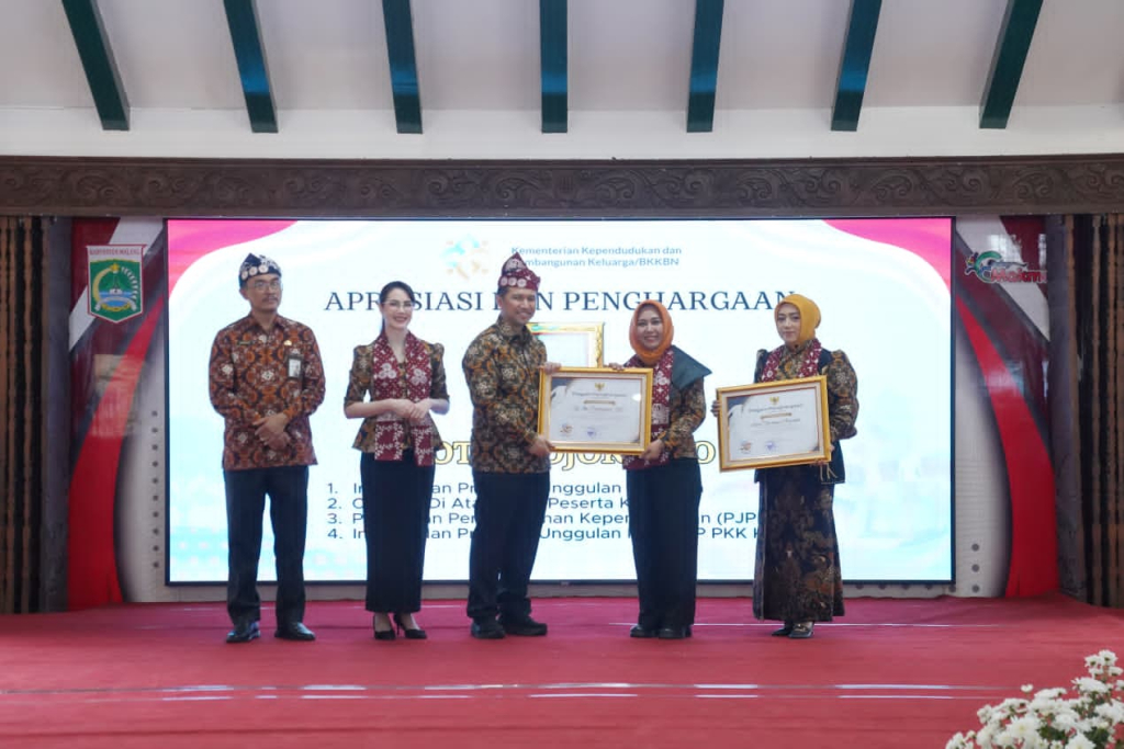 Wali Kota Mojokerto, Ika Puspitasari saat menerima penghargaan Harganas dari Wakil Gubernur Jawa Timur, Emil Elestianto Dardak. SP/ DWI