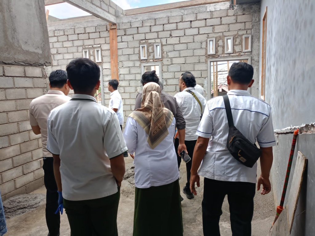 Polisi lakukan olah TKP bersama Dinkes Puskesmas Sukorejo. SP/ Lestariono