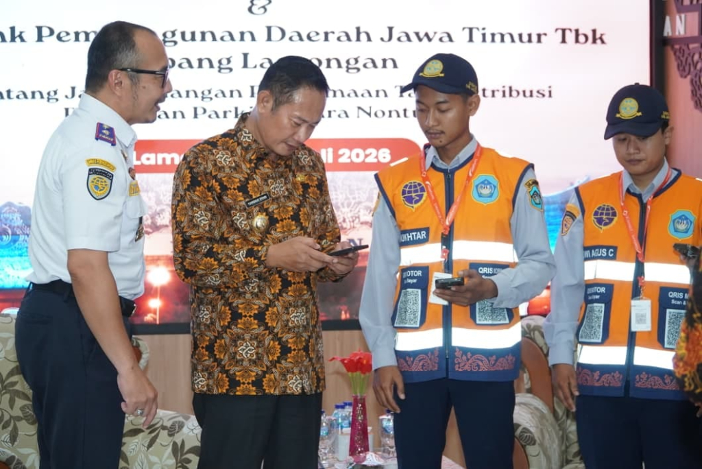 Bupati Lamongan saat mencoba pembayaran  parkir dengan menggunakan layanan QRIS yang dikerjasamakan dengan Bank Jatim. SP/MUHAJIRIN 