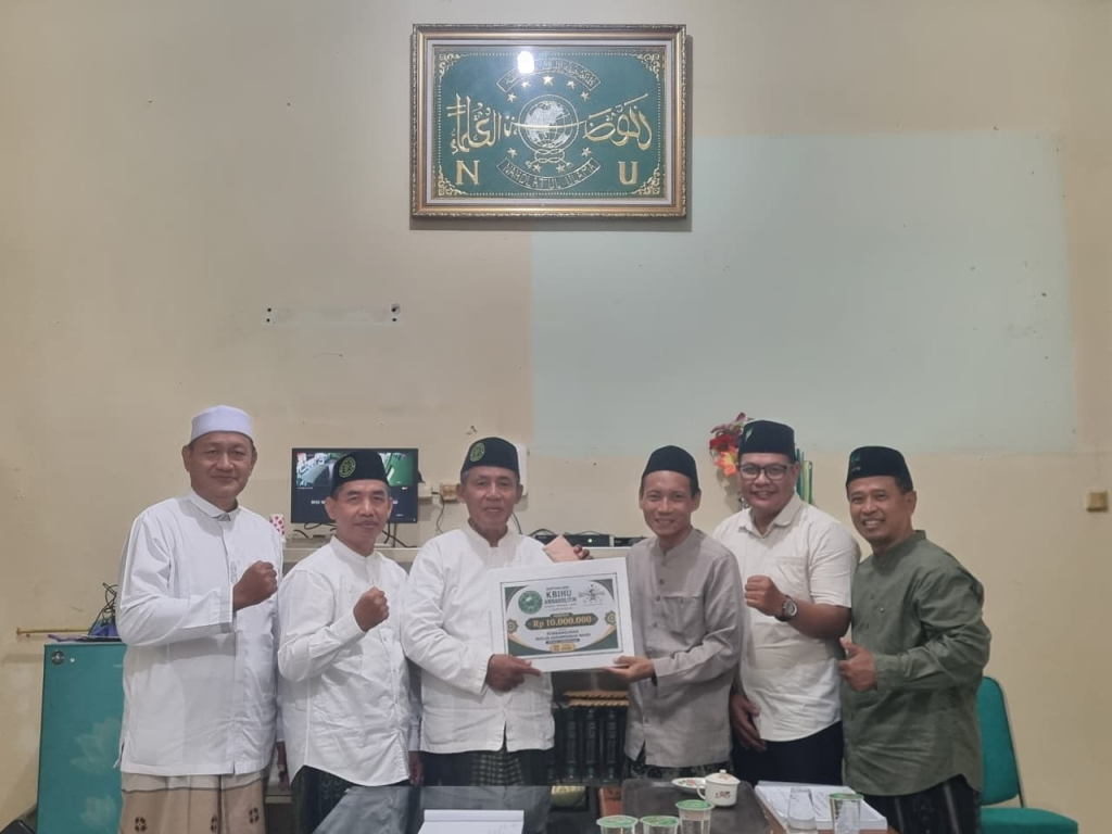 Pengurus KBIHU Sekar Madu Lamongan saat menyerahkan sumbangan ke Masjid Gus Dur yang diterima oleh pengurus PCNU Lamongan. SP/MUHAJIRIN 