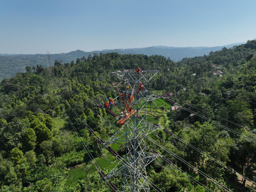 Ilustrasi Petugas PLN melakukan pemeliharaan jaringan listrik SUTT 150 kV guna menjaga keandalan pasokan listrik. Foto/Humas PLN
