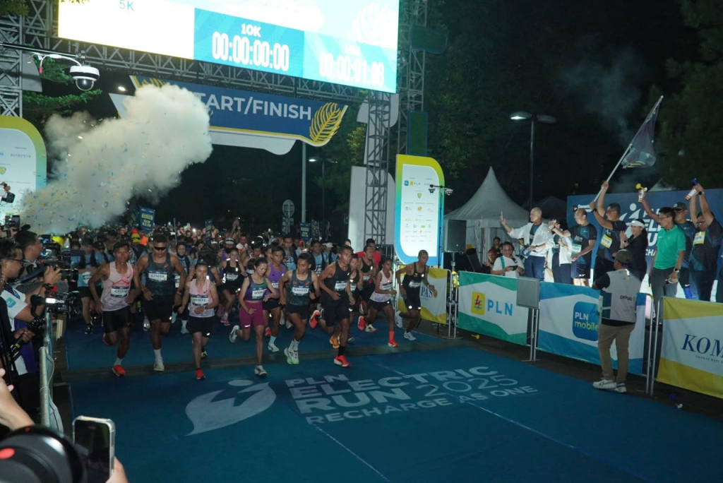 Para peserta memadati garis start saat flag off PLN Electric Run 2025 di kawasan ICE Bumi Serpong Damai, Tangerang tahun 2025. Foto/Humas PLN
