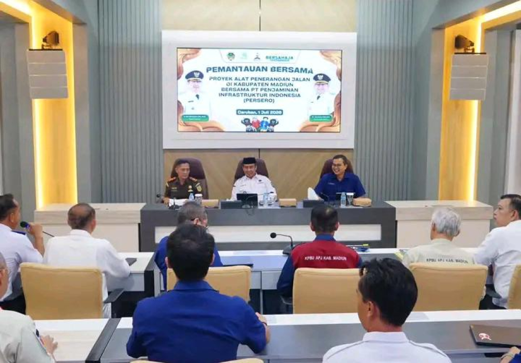 Pemantauan bersama proyek alat penerangan jalan (APJ) di kabupaten Madiun. Foto : Istimewa
