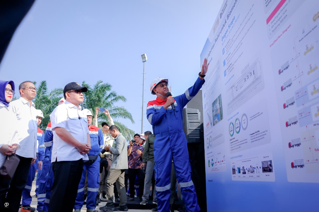 Direktur Infrastruktur dan Teknologi PGN Hery Murahmanta (kanan) menerangkan progres kesiapan PGN dalam pengembangan Coalbed Methane (CBM) Tanjung Enim.