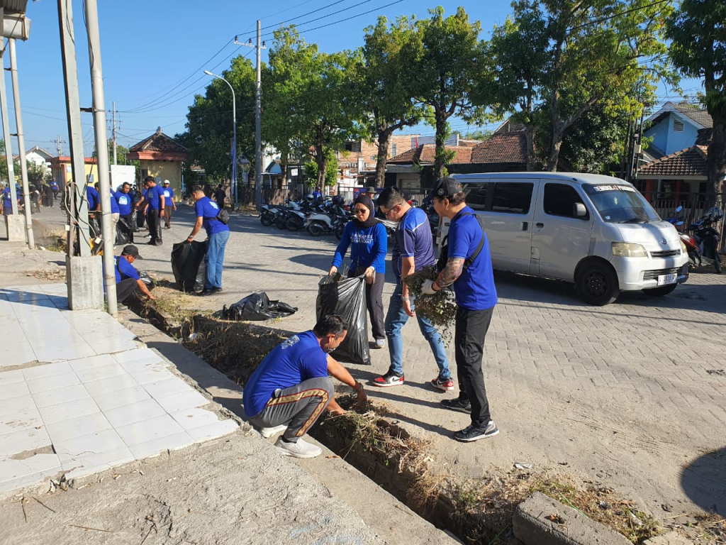 Puluhan kader Partai Demokrat Ponorogo saat melakukan aksi bersih-bersih di kawasan Eks Pasar Sayur Ponorogo. 