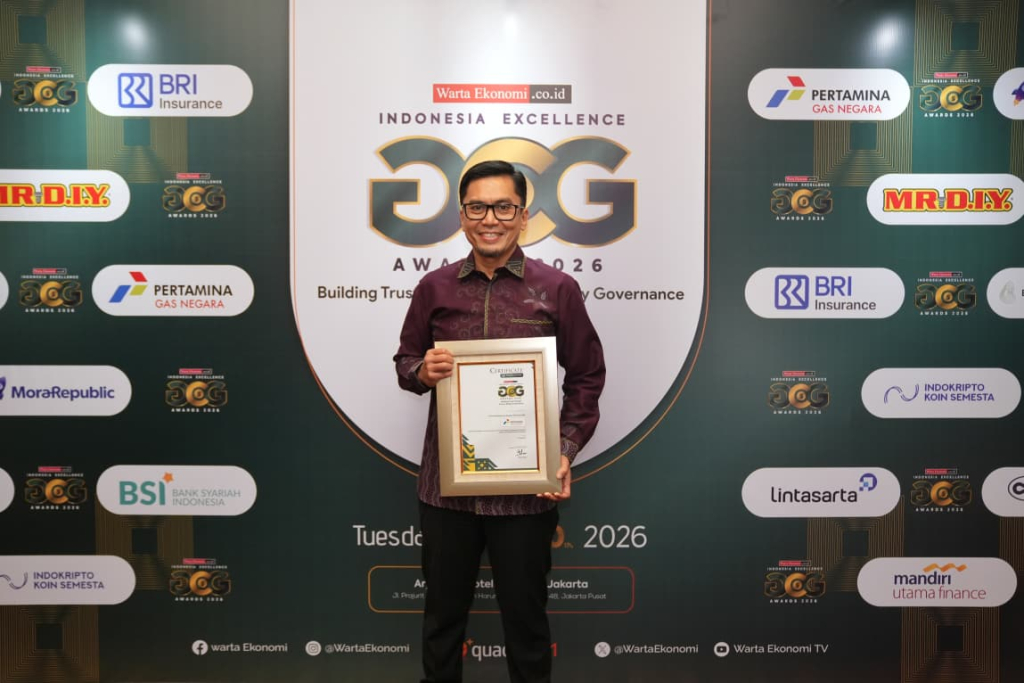 Direktur Manajemen Risiko PGN Eri Surya Kelana menerima Indonesia Excellence Good Corporate Governance Ethics in Supporting National Energy Diversification and Transition - Oil and Gas Category di Jakarta, (30/6/2026).