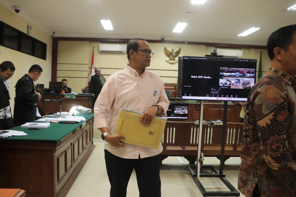 Sekda Soeko saat menjadi saksi di pengadilan Tipikor Surabaya.