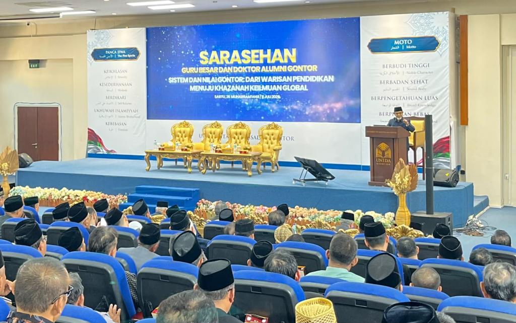 Pimpinan Pondok Modern Darussalam Gontor sekaligus Presiden UNIDA Gontor, K.H. Hasan Abdullah Sahal saat memberikan sambutan.