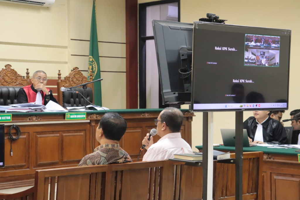 Sekda Soeko saat menjadi saksi di pengadilan Tipikor Surabaya.