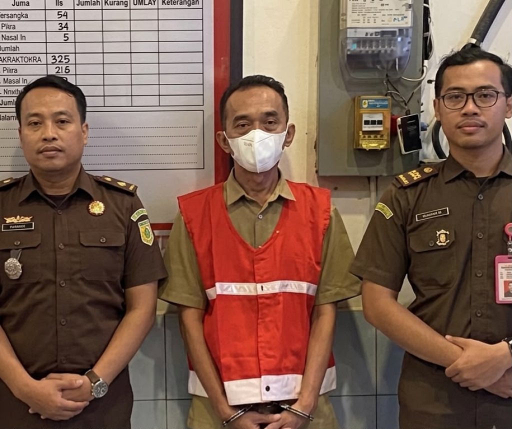 Mantan Kepala Sekolah SMK PGRi 2 Ponorogo Syamhudi Arifin saat ditetapkan sebagai tersangka kasus korupsi BOS oleh Kejaksaan Ponorogo. 