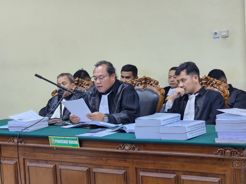 Kuasa Hukum Bupati Non Aktif Ponorogo Sugiri, Muhammad Hasim, S.H., M.H, saat membacakan nota pembelaan terdakwa Sugiri dihadapan majelis hakim Tipikor. 