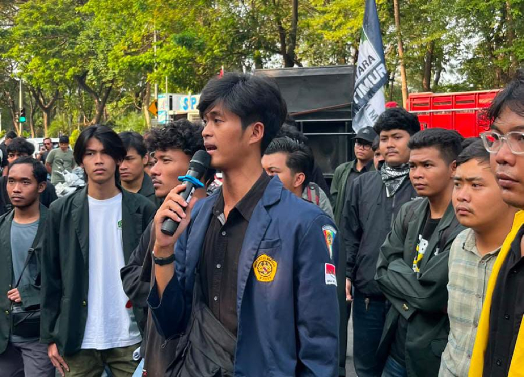 BEM Nusantara Jawa Timur mengirim karangan bunga ke Kejaksaan Tinggi (Kejati) Jawa Timur, Selasa (21/7/2026)