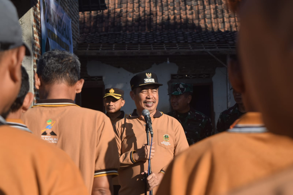 Hari Wuryanto saat kegiatan Bakti Harmoni Madiun Bersahaja (Bahana Bersahaja) di Desa Dempelan, Kecamatan Madiun, Rabu (22/7/2026).