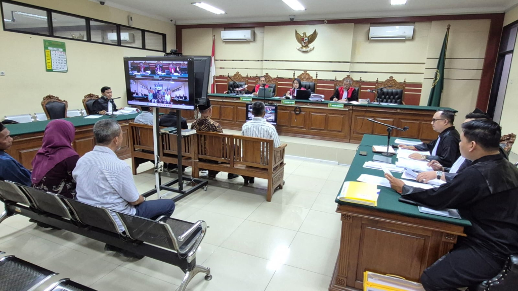 Sejumlah saksi dimintai keterangan dalam sidang kedua Kades Jenangan Toni Ahmadi di pengadilan Tipikor Surabaya. 