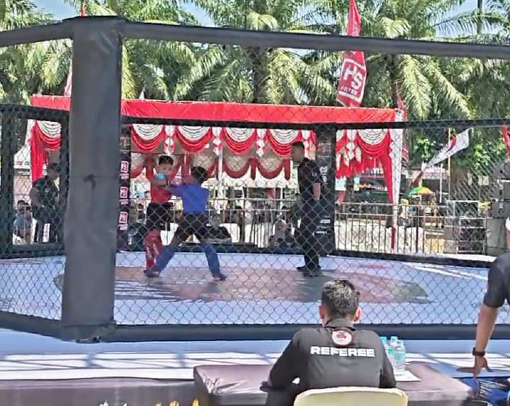 Elanno Arka Mahasura (baju biru) atlet muda binaan sasana IBCA BFC MMA Petarung Kehidupan Nusantara (PTKN) saat berlaga di Adu Wani piala walikota Madiun 2026