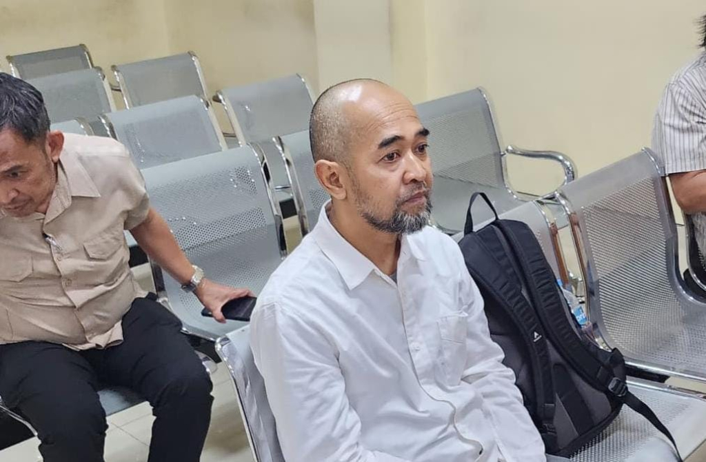 Terdakwa Ari Hersofiawanudi alias Ari Bilowo usai menjalani sidang perdana di Pengadilan Tipikor Surabaya. 