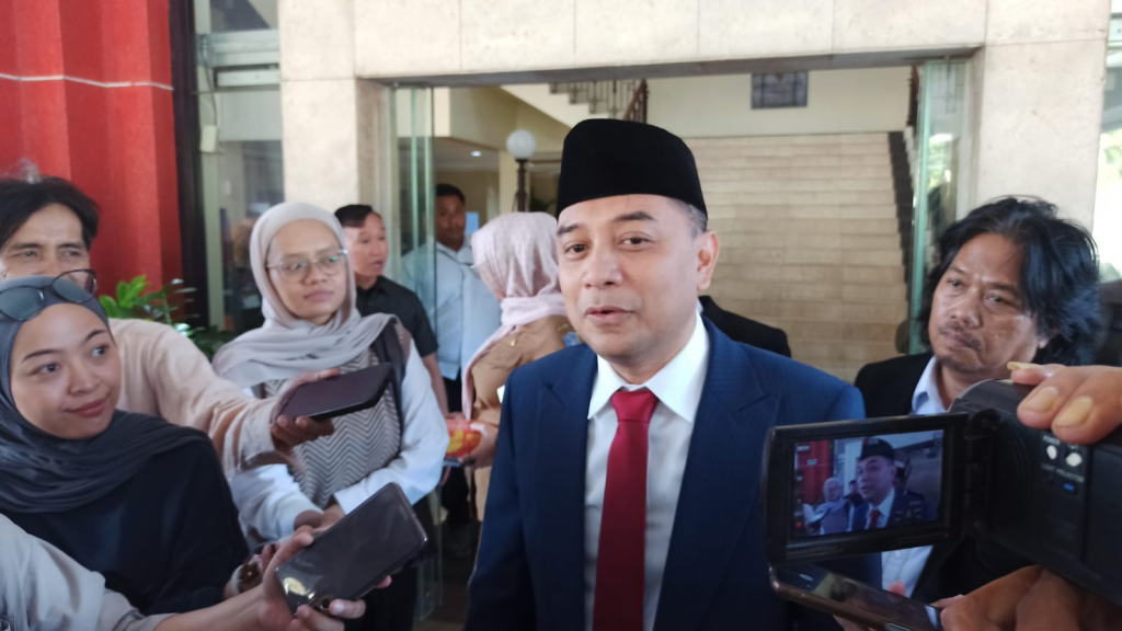 Eri diwawancarai wartawan usai menerima informasi mengenai dugaan adanya perbedaan data pelaporan pajak, Senin (27/7/2026).