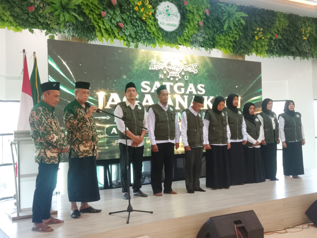 Rais Syuriyah didampingi ketua PCNU Lamongan, saat mengukuhkan Satgas Jaga Anak PCNU disela rapat pleno.

FOTO:SP/MUHAJIRIN